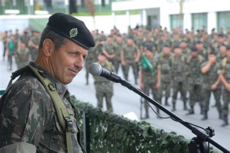 Quem é o general Tomás Miguel Ribeiro Paiva novo comandante do