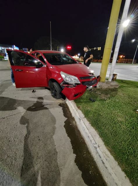 Chocó dos autos estacionados y se dio a la fuga Mas tarde terminó