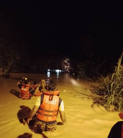 Banjir kilat: Lagi mangsa dipindahkan di Sik | Astro Awani