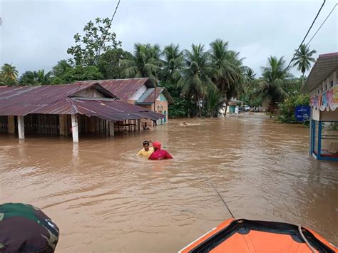 Bencana Hidrometeorologi Basah Tiga Wilayah Sumatra Barat Warga