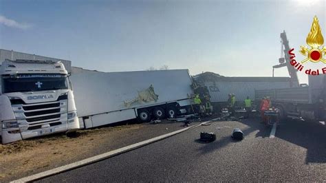 Tamponamento Tra Tre Camion In Autostrada Camionista Estratto Dalle