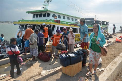 Kapal Diterjang Ombak Antara Foto