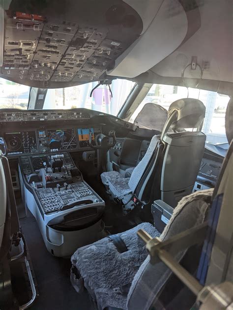 787 Dreamliner Cockpit : r/aviation