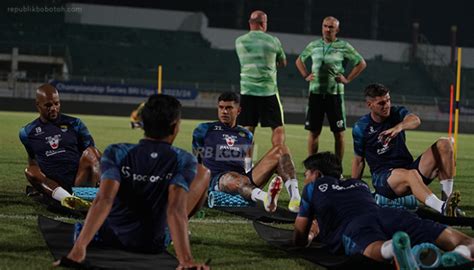 Foto Foto Persib Jalani Latihan Malam Di Stadion Bangkalan