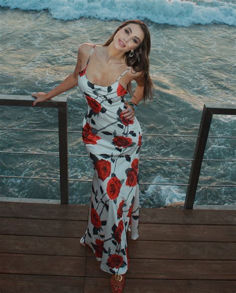 Annabella Hilal | ‎Sunset whispers Waves dancing And roses blooming على