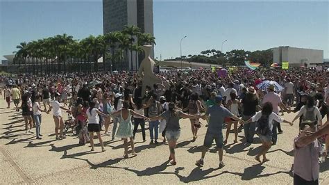 Mulheres fazem ato contra a cultura do estupro em Brasília Globo News