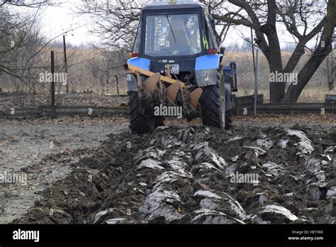 Tractor Arando El Jard N Arar La Tierra En El Jard N Fotograf A De