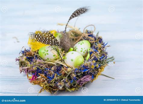 Osterhase Und Schokoladeneier Im Nest Stockbild Bild Von Hintergrund