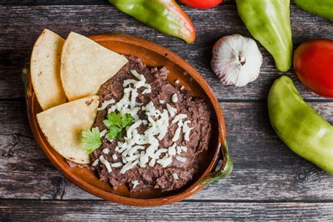 Recetas Mexicanas Prepara Unos Ricos Frijoles Con Hoja De Aguacate