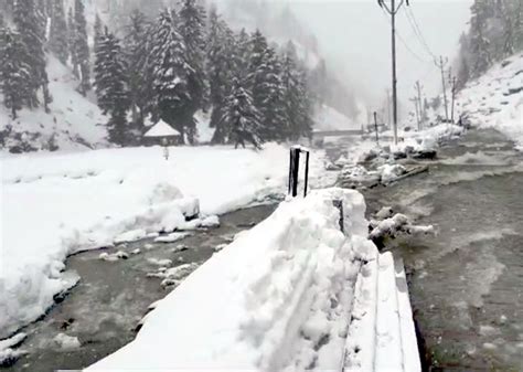 Avalanche In Hung Area Of Sonamarg Forces Nalla Sindh On Srinagar Leh