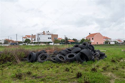 Mont N De Neum Ticos De Goma Viejos En Un Campo Verde Pila De Ruedas