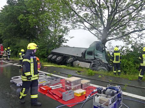 Wipperfürth Lkw kollidiert frontal mit Baum