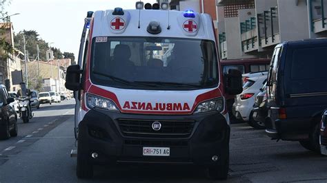 Fa Retromarcia E Investe Il Figlio Di Due Anni Bimbo In Ospedale