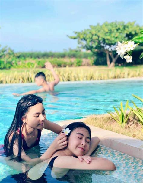 Công chúa 14 tuổi nhà Quyền Linh thả dáng với bikini ai cũng tấm tắc khen dáng vóc như Hoa