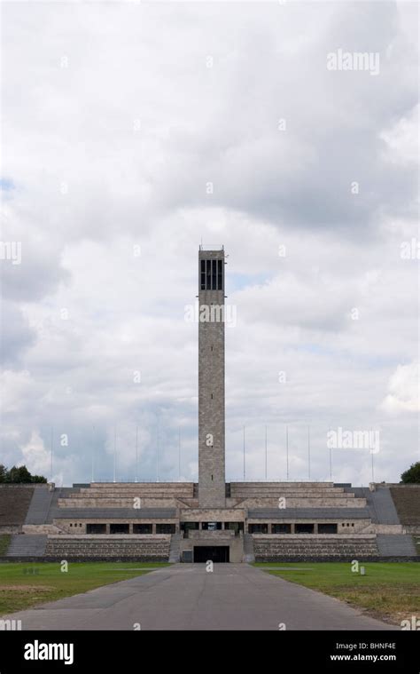 Olympiastadion Olympiastadion Und Glockenturm Stockfotos Und Bilder