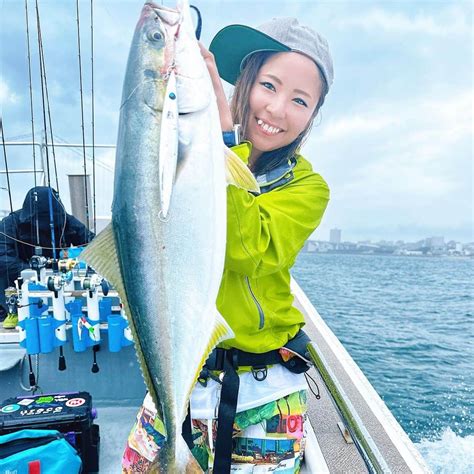 渕上万莉 さんのインスタグラム写真 渕上万莉 Instagram「明石釣行第2弾🛥🌴 青物ジギング時々タコ🐙 Ksさんで釣り仲間と