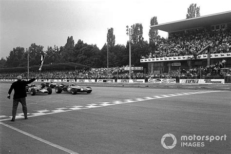 Jackie Stewart Matra Ms Gagne La Course Devant Jochen Rindt Lotus