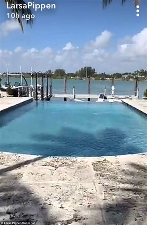 Larsa Pippen Shows Off Her Bikini Clad Body In Miami Daily Mail Online