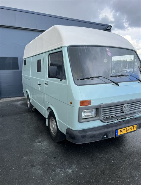 Een Nieuw Project Camper Spuiten Door De Verfspuiter De Verfspuiter