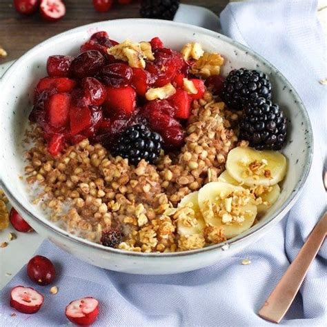 Schoko Buchweizen Porridge Mit Frischen Cranberries Und Beeren Ein