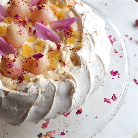 Pavlova De Lichis Y Coco Con Jengibre Y Rosas Receta Gourmet