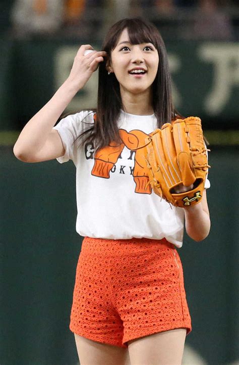 ＜巨・ヤ＞宮本コーチtシャツを着て始球式に登場した山崎あみ（撮影・森沢裕） ― スポニチ Sponichi Annex 芸能