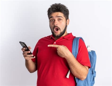 Jovem estudante barbudo em uma camisa pólo vermelha uma mochila