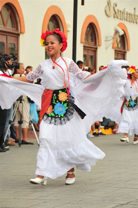 Con Hermoso Desfile Art Stico Arranca El Festival Internacional De