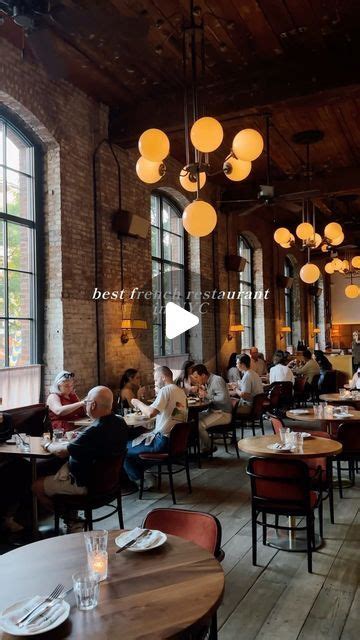 Le Crocodile — bistrot francais new-yorkais, banquettes, verres a pied et lumiere doree