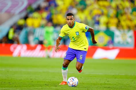 São Paulo esquece Alex Sandro e novo lateral chega voando