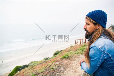 一名中年男子看着海滨景色高清摄影大图 千库网