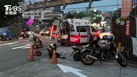 為去加油站跨越雙黃線轉彎撞女 男騎士摔車手著地骨折 Tvbs Line Today