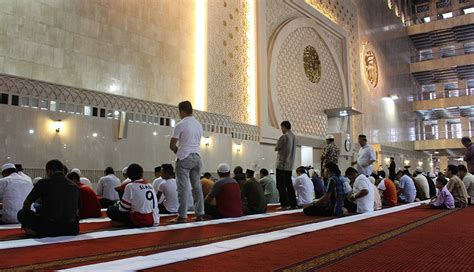 NUSABALI.com - Waktu Sholat Maghrib: Momen Berharga untuk Berhubungan dengan Yang Maha Kuasa