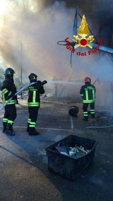 Roma Incendio In Campo Rom Di Via Candoni Nessun Ferito La Repubblica