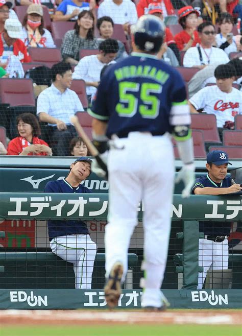 ＜広・ヤ＞初回、好機に空振り三振の村上にガックリの高津監督（撮影・岸 良祐） ― スポニチ Sponichi Annex 野球