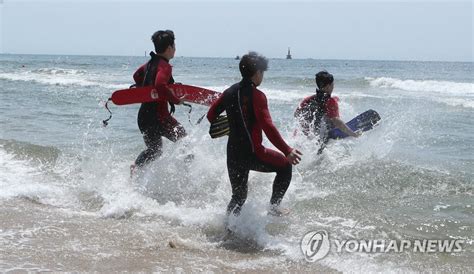 거친 파도 헤치며 인명구조 훈련 연합뉴스