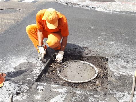 Desn Veis Em Bueiros Formam Pequenas Crateras No Asfalto De Curitiba