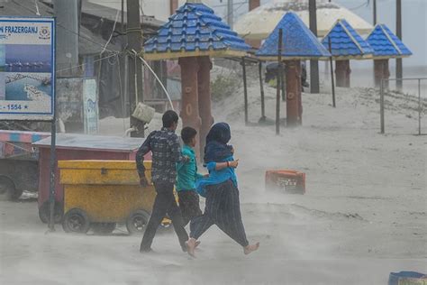 Two Die As Cyclone Remal Ravages Parts Of West Bengal Heavy Rain To Continue Kalimpong News