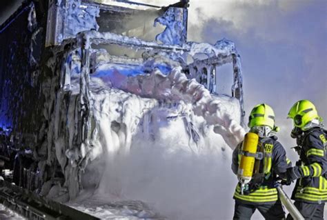 Lkw Brennt Auf Der A V Llig Aus