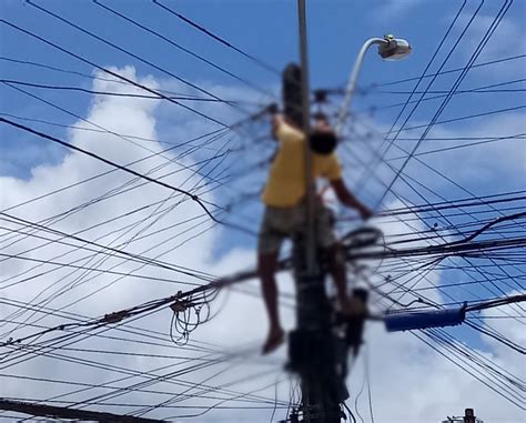 Ap S Tentar Realizar Liga O Clandestina Em Poste De Energia Homem