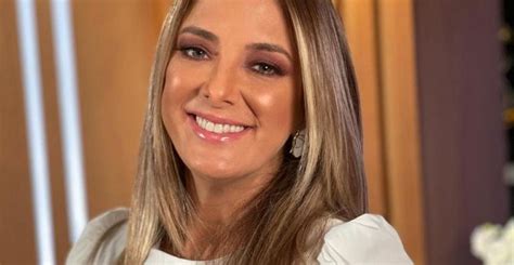 Ticiane Pinheiro Exibe Detalhes Do Look Para O Hoje Em Dia E Recebe