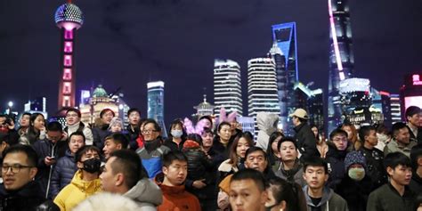 直击上海跨年夜 截至1日0时外滩游客超过42万人次手机新浪网