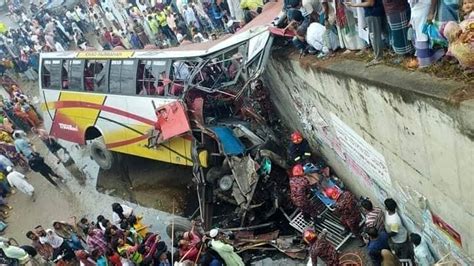 Bus Esce Fuori Strada E Si Schianta In Un Fosso Una Strage