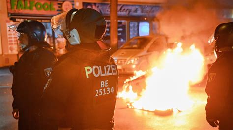 Berlin Neuk Lln Steine Fliegen Auf Polizei Mehr Als Teilnehmer