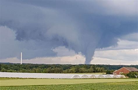 Tornado Im Kreis Esslingen Video Zeigt Vermeintliche Windhose