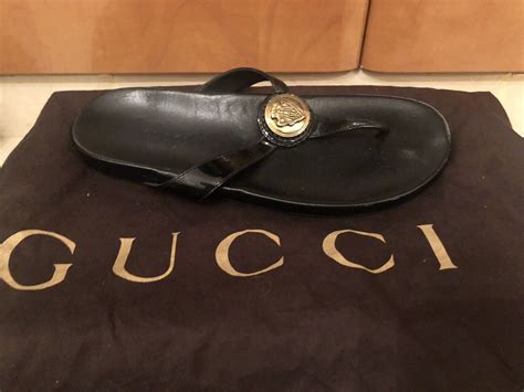 Classic Gucci Black Patent Leather Thong Sandals Logo… Gem