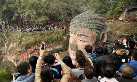 历经1300年的乐山大佛胸腹部开裂，网友：被人从众给气的！财经头条