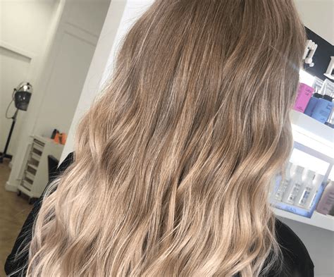 Cómo cuidar el pelo con mechas en verano