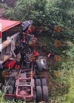 Fallece conductor de tracto camión tras volcar en la autopista Siglo 21