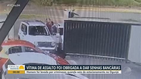 Homem Obrigado A Fazer Transfer Ncias Banc Rias Quando Sa A De